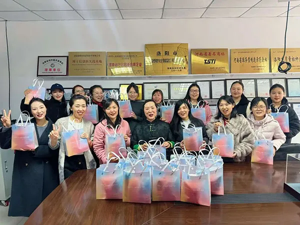 窦伯英女士生日快乐